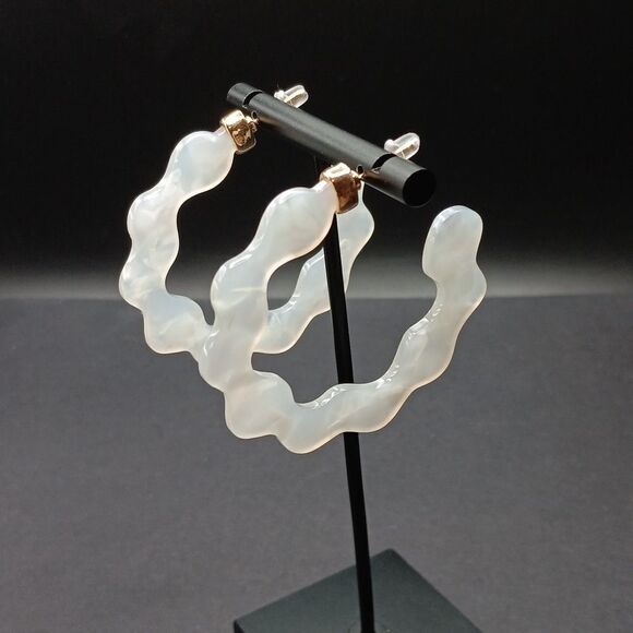 New Acrylic Resin White Wavy Hoop Statement Marble Earrings - Picture 1 of 4